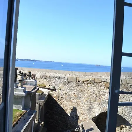 La Porte Pierre-logis Intra Muros 2*